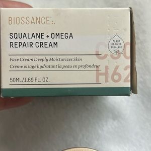 Face cream deeply mosturizes skin